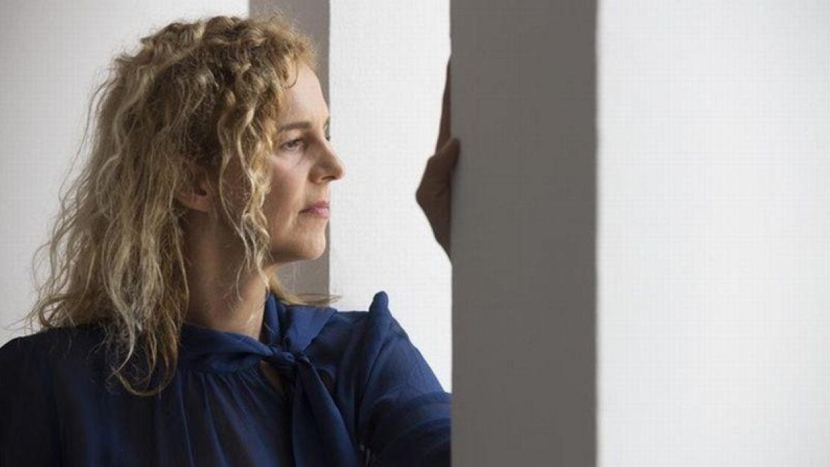 La escritora francesa Delphine de Vigan, en el Instituto Francés de Barcelona.-ALBERT BERTRAN