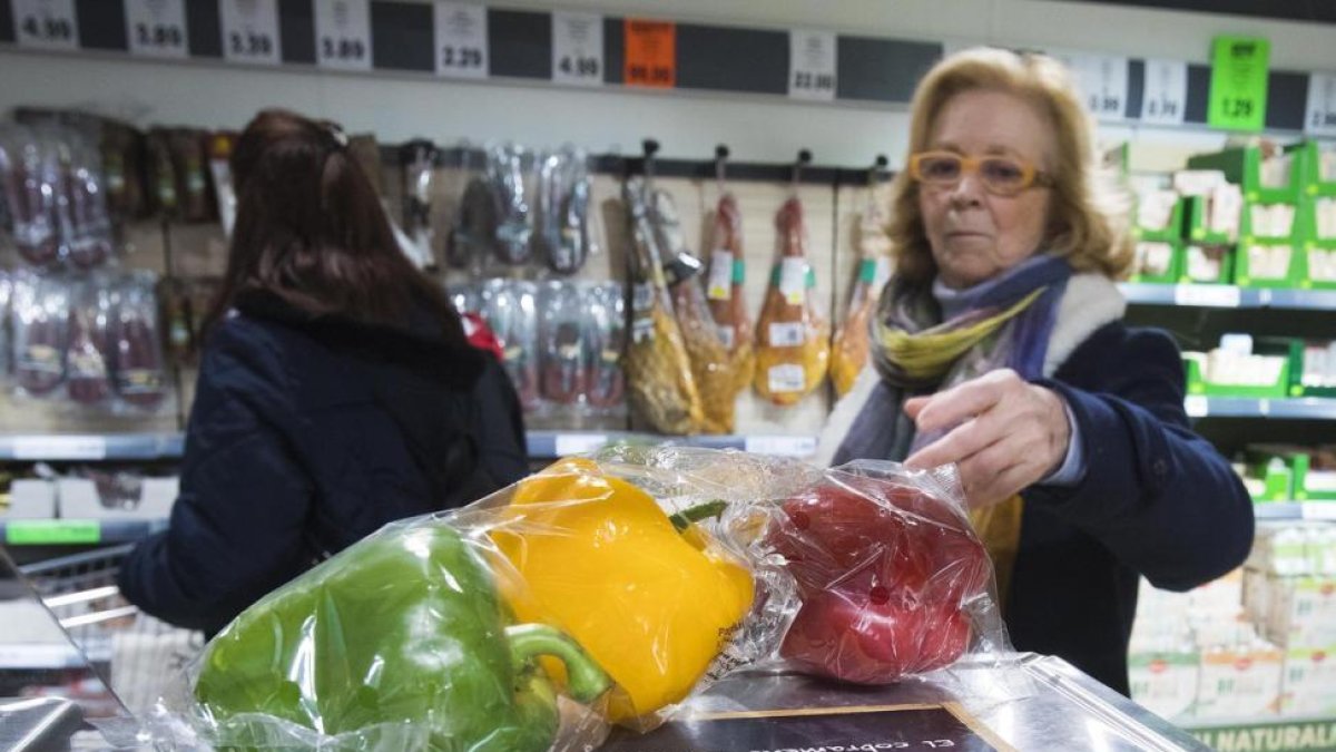 Los datos del CIS muestran que los ciudadanos españoles tienen una mejor percepción de la evolución positiva de la macroeconomía que no del empleo o la situación futura de los hogares.-FERRAN NADEU