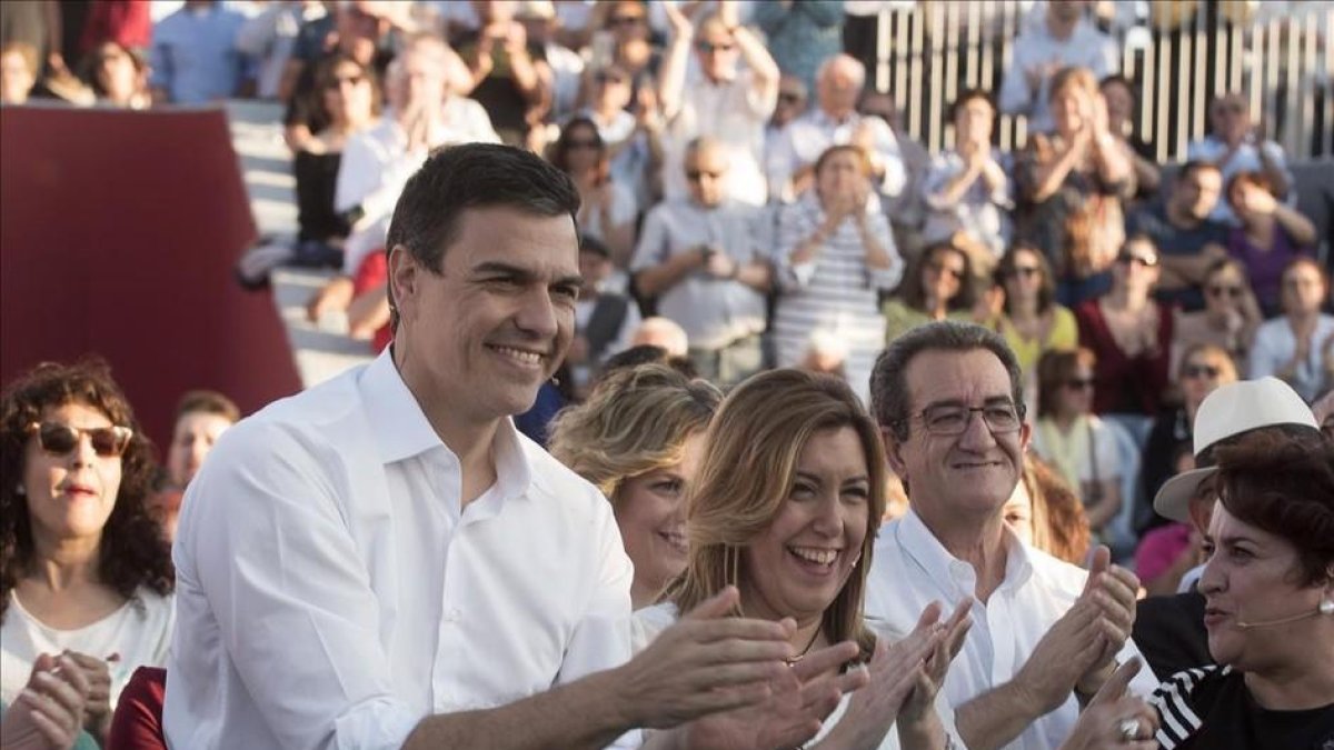 El secretario general del PSOE, Pedro Sánchez,  junto a la presidenta de Andalucía, Susana Díaz, en un acto preelectoral este lunes en Andalucía.-MIGUEL ÁNGEL MOLINA / EFE
