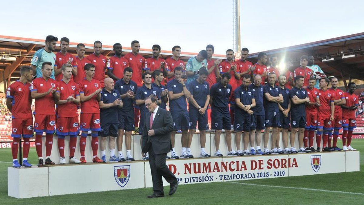 Francisco Rubio camina por delante de la última plantilla del Club Deportivo Numancia, en su última presentación del equipo como presidente.-LUIS ÁNGEL TEJEDOR
