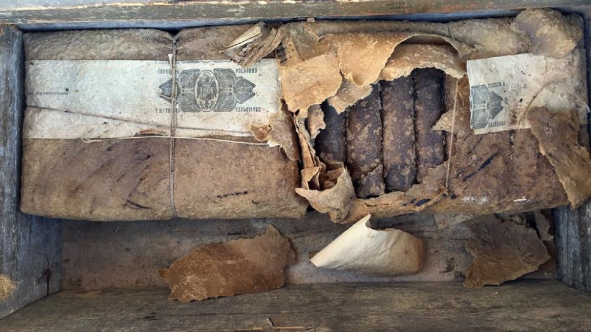 Caja de dinamita encontrada en una casa de Urex.-GUARDIA CIVIL