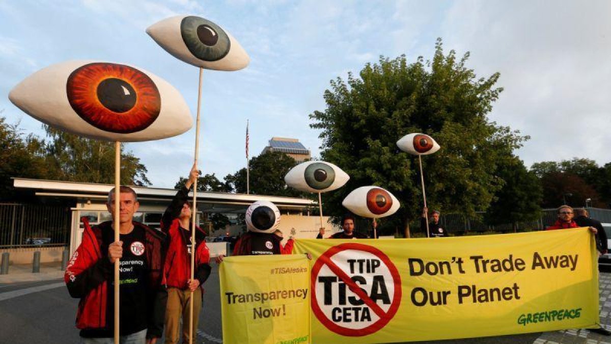Activistas de Greenpeace protestan contra los acuerdos comerciales del TTIP y CETA en Ginebra, este martes.-DENIS BALIBOUSE / REUTERS