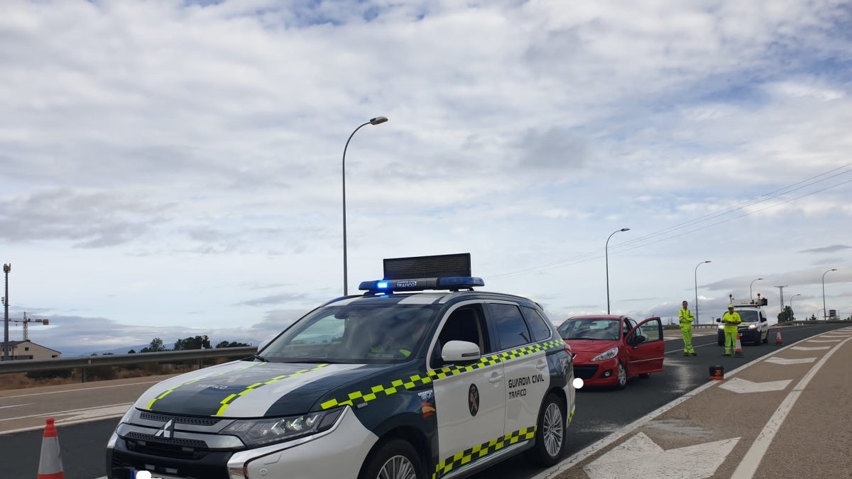 La Guardia Civil mantuvo cortado un carril hasta restablecer la normalidad. GONZALO MONTEEGURO