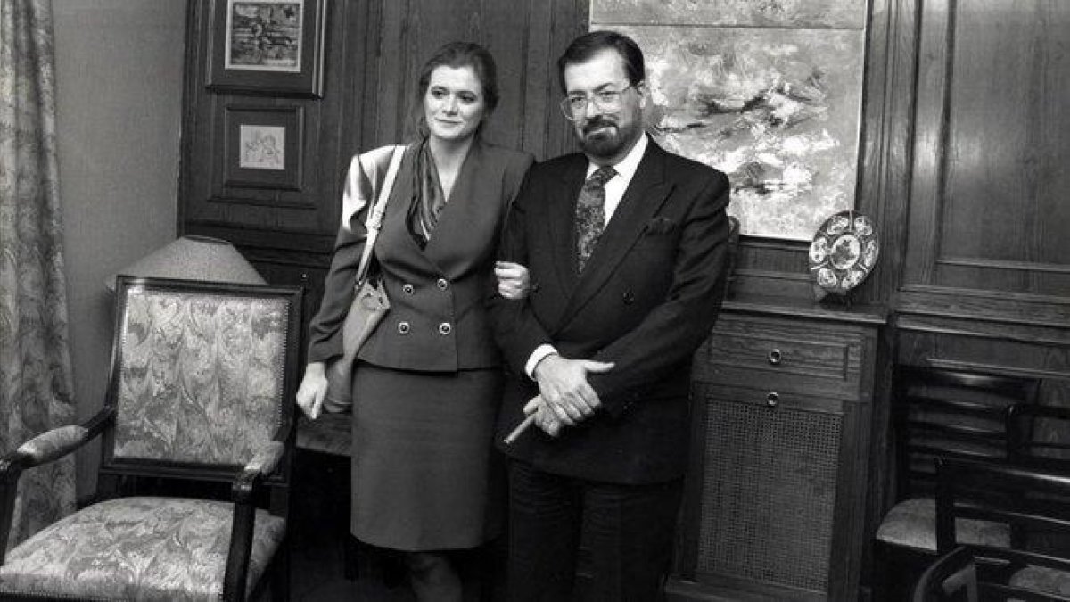Elena Ochoa y Chicho Ibáñez Serrador, en la presentación del programa de TVE Hablemos de sexo, en 1990.-