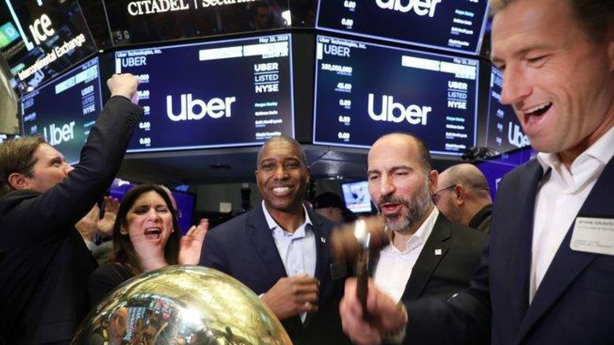 El cofundador de Uber Ryan Graves (derecha), junto al consejero delegado, Kara Khosrowshahi, ante la campana de la Bolsa de Nueva York, en el inicio de la cotización.-GETTY IMAGES NORTH AMERICA
