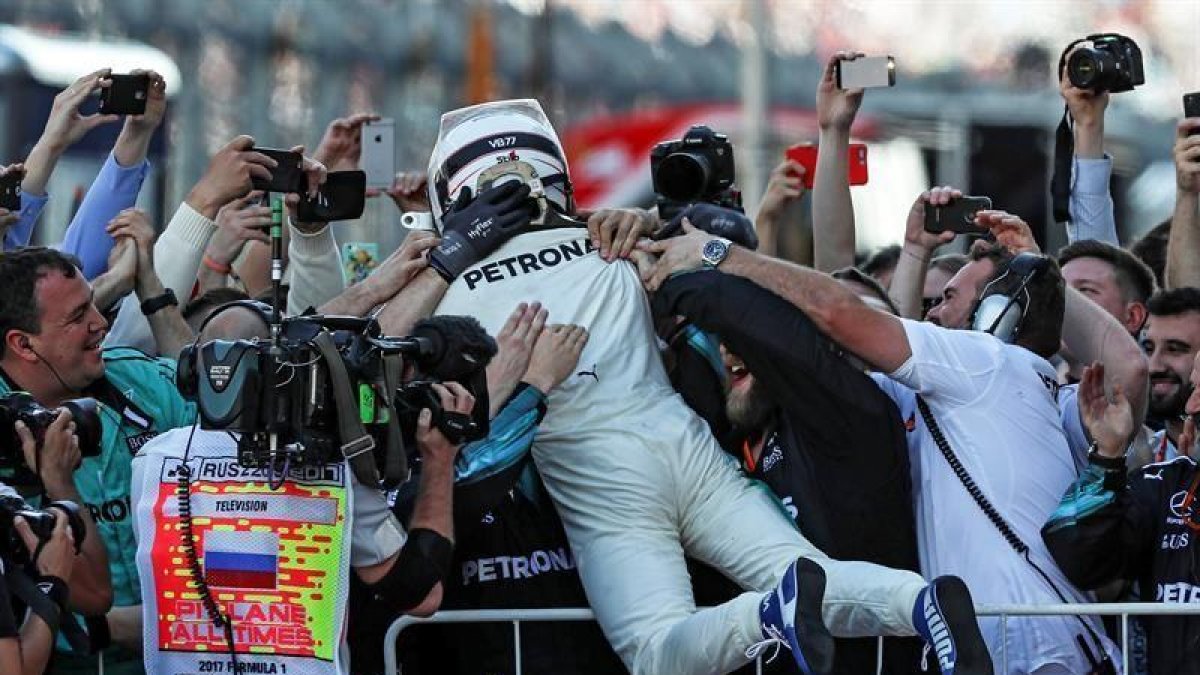 Bottas celebra su triunfo con su equipo.-EFE