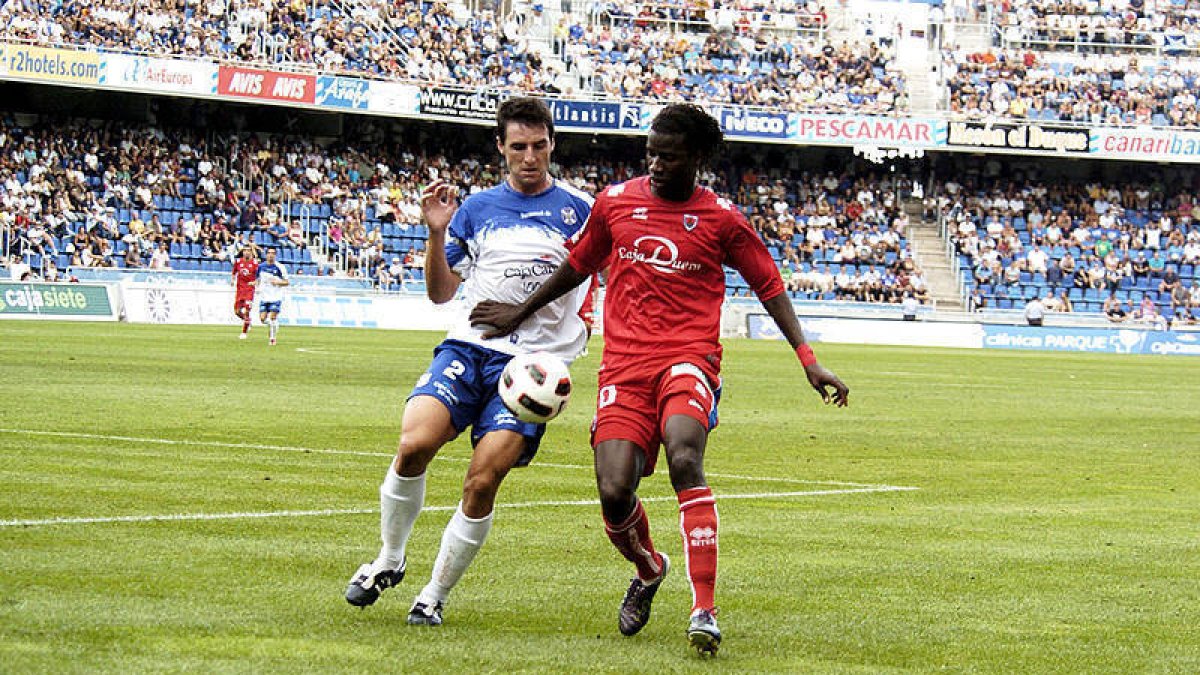 Ibrahima lucha por un balón ante Marc Bertrán. / ÁREA 11-