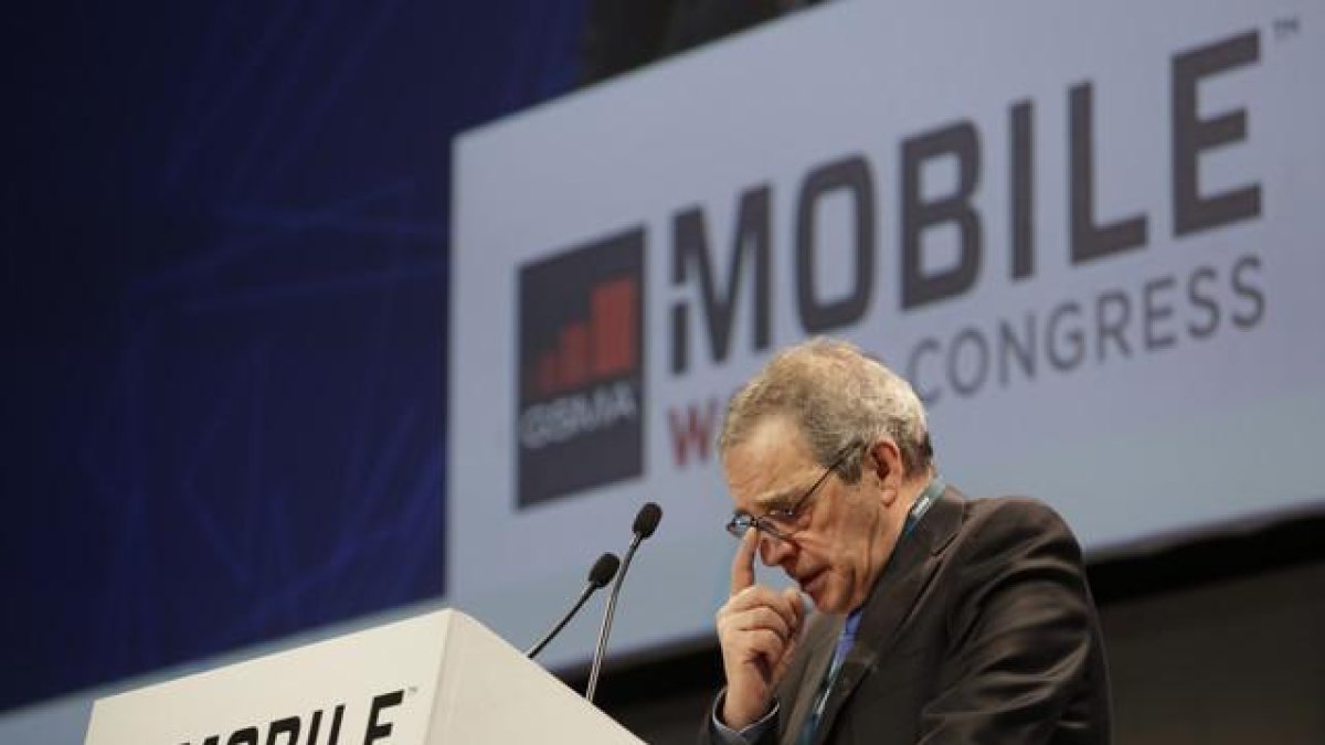 César Alierta, presidente de Telefónica, durante su intervención en el Mobile World Congress.-ALBERT BERTRAN