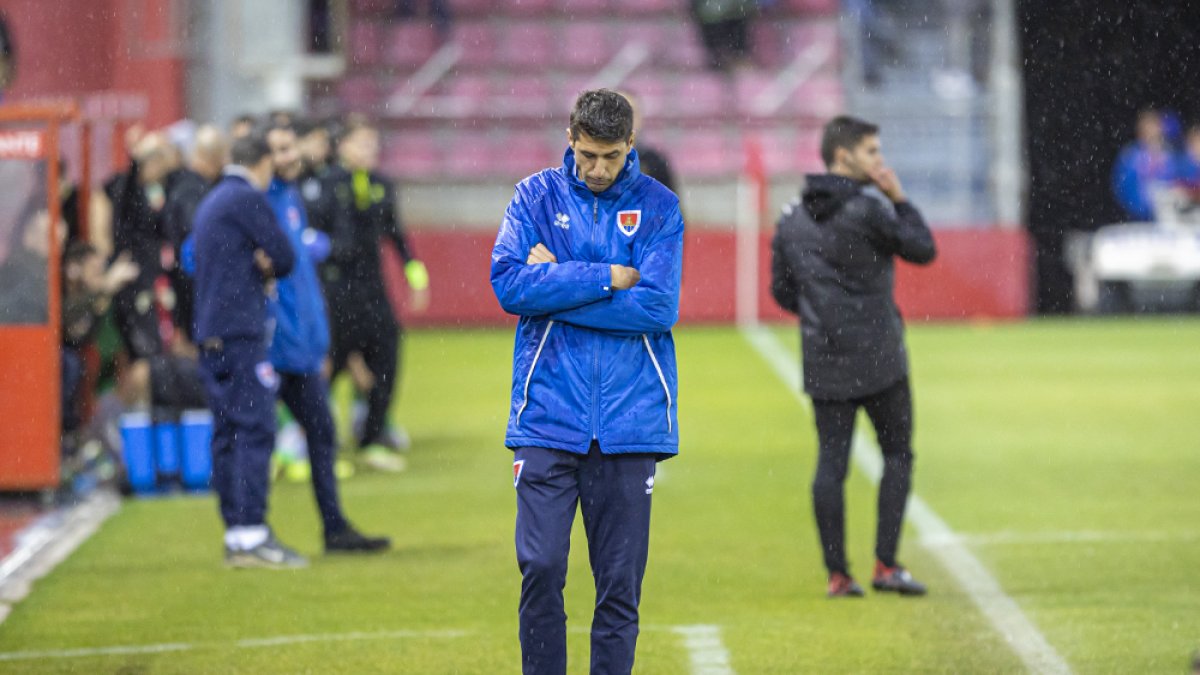 Pablo Ayuso durante el desarrollo del partido en la zona técnica. MARIO TEJEDOR
