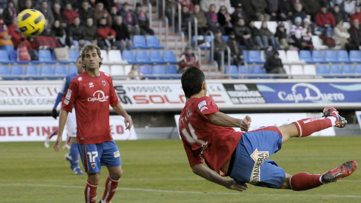 Garmendia en el momento de golpear de volea el esférico para anotar el 1-0. / U. Sierra-