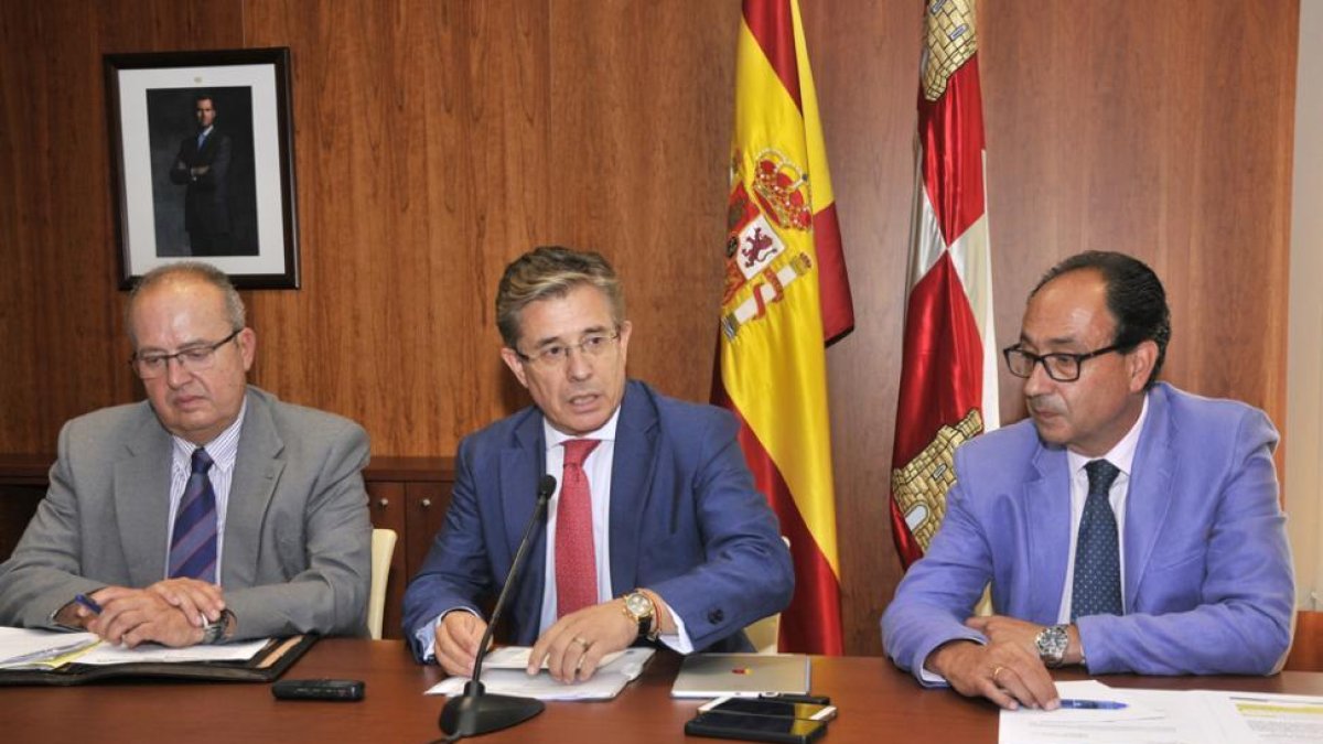 Rafael López (c) gerente regional de Salud, acompañado por Enrique Delgado (i) y Manuel López, ayer en Soria.-Valentín Guisande