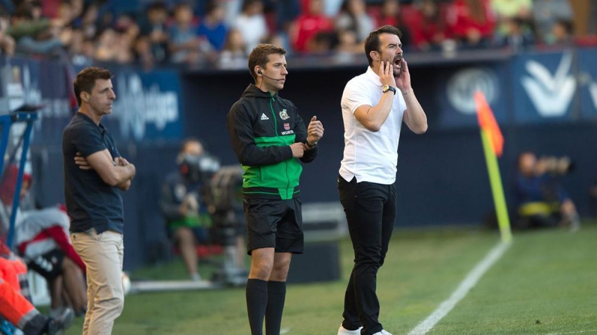 López Garai da indicaciones a sus jugadores en la línea de banda de El Sadar.-Área 11