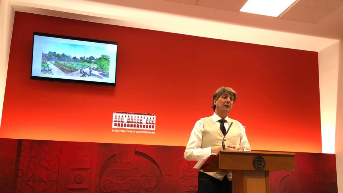 El alcalde de Soria durante el anuncio esta mañana. J.A. CAMPILLO