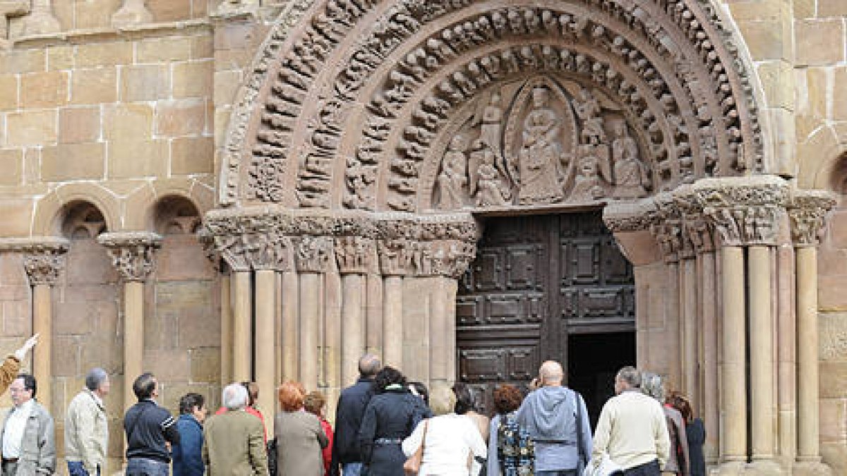 Turistas visitando la iglesia de Santo Domingo./V.G.-