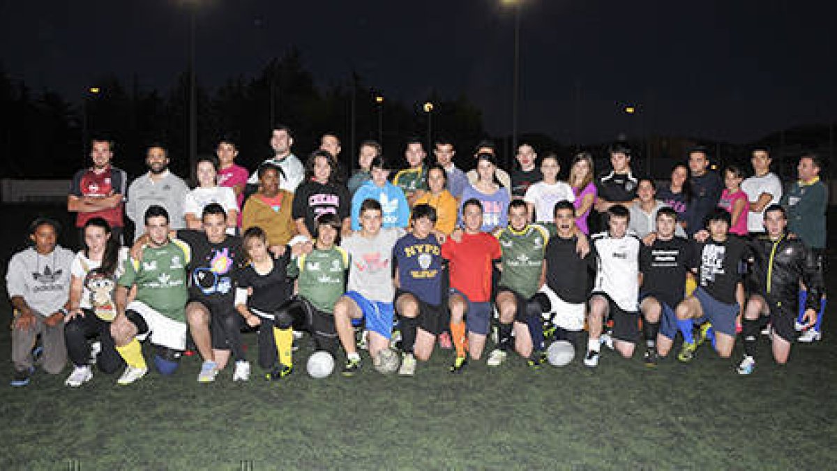 Integrantes de los equipos absolutos, masculino y femenino, y cadete del Ingenieros de Soria de Rugby. / VALENTÍN GUISANDE-