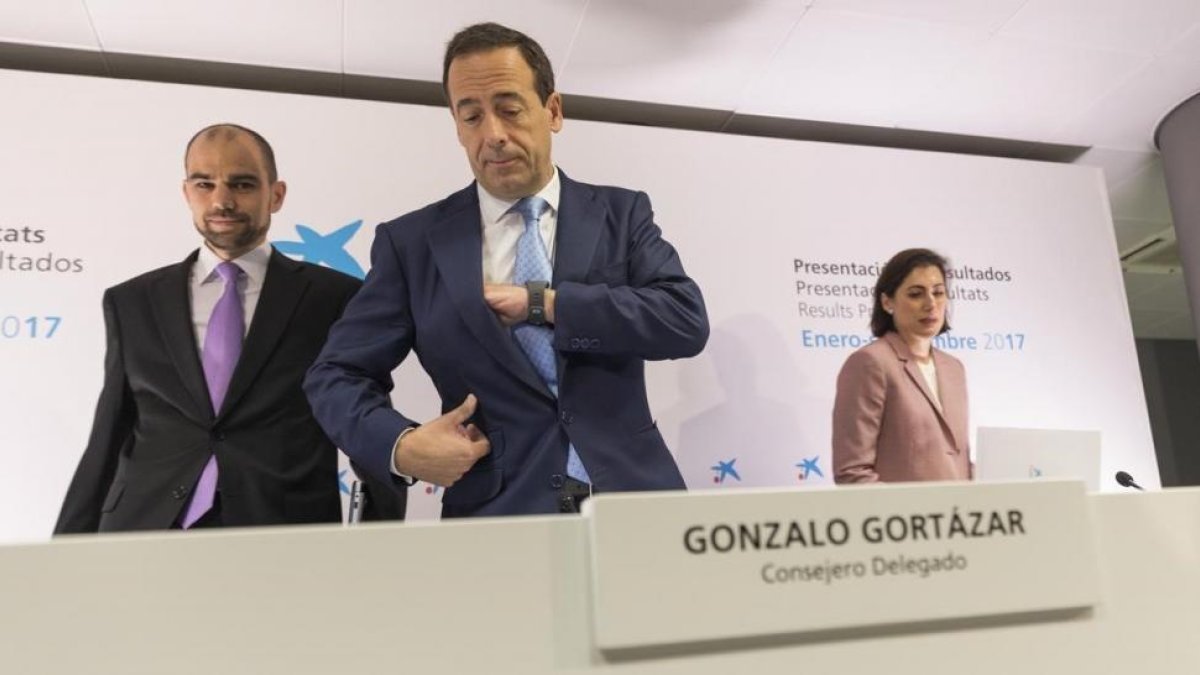 El consejero delegado de CaixaBank, Gonzalo Cortázar, durante la presentación de resultados en la nueva sede social de Valencia.-MIGUEL LORENZO