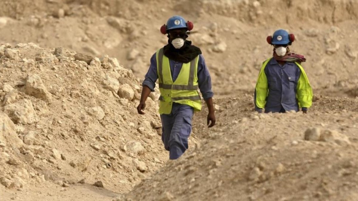 Dos trabajadores del estadio Al-Wakra de Catar, una de las sedes del Mundial del 2022.-MAYA ALLERUZZO
