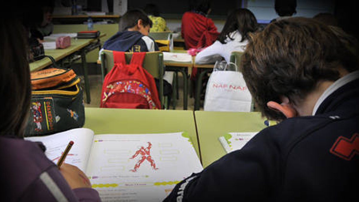 Alumnos en aula soriana. / VALENTÍN GUISANDE-