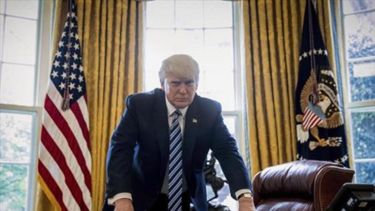 El presidente Donald Trump posa para un retrato en el Despacho Oval, en Washington, el pasado viernes.-AP/ ANDREW HARNIK