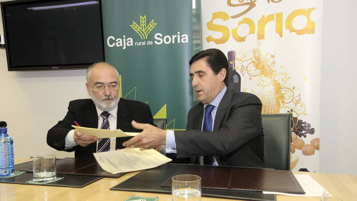 Jaime Ribas y Carlos Martíne, en la firma del convenio./ A. M. -