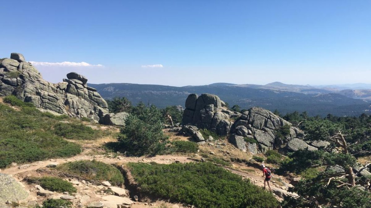 Un montañero atraviesa la zona rocosa de las Navas del Toril, ya muy cerca de la cumbre de Cueva Valiente-N. S.