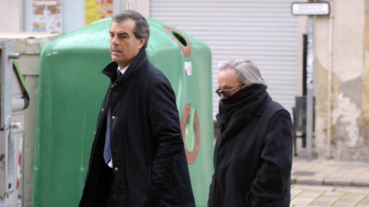 El letrado de la defensa y el sacerdote, antes del segundo día de juicio.-ÁLVARO MARTÍNEZ