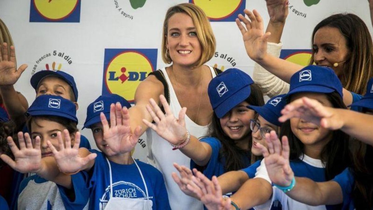 Mireia Belmonte, rodeada de niños.-JOAN PUIG