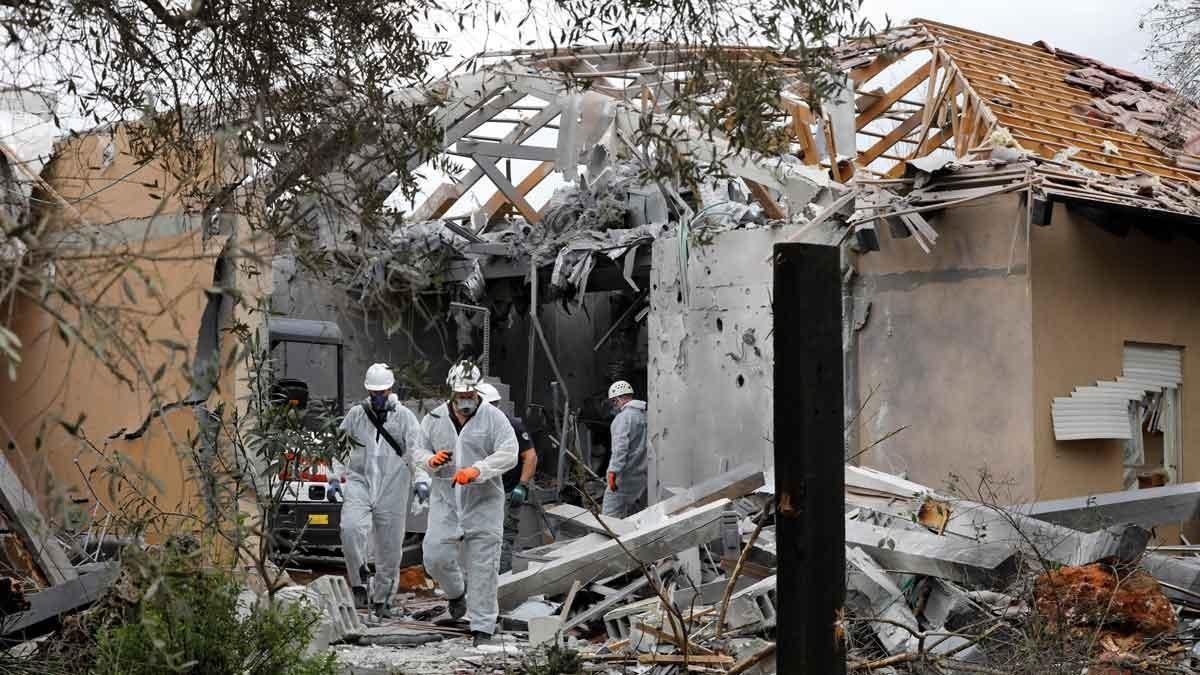 Un cohete lanzado desde Gaza deja 7 heridos al impactar en una casa en Israel.-ABIR SULTAN