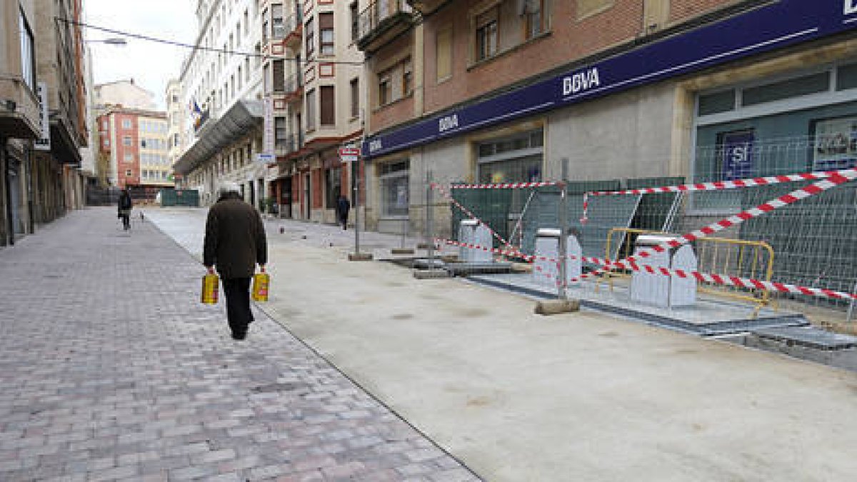 Imagen actual de la calle Vicente Tutor, en el entorno donde se realizan las obras del Mercado Provisional. / V.G.-