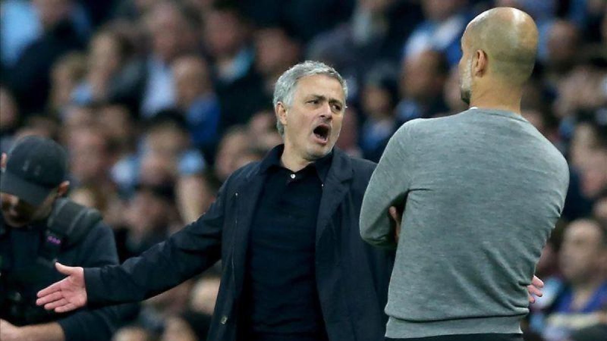 Mourinho protesta durante el partido ante Guardiola.-EPA / NIGEL RODDIS