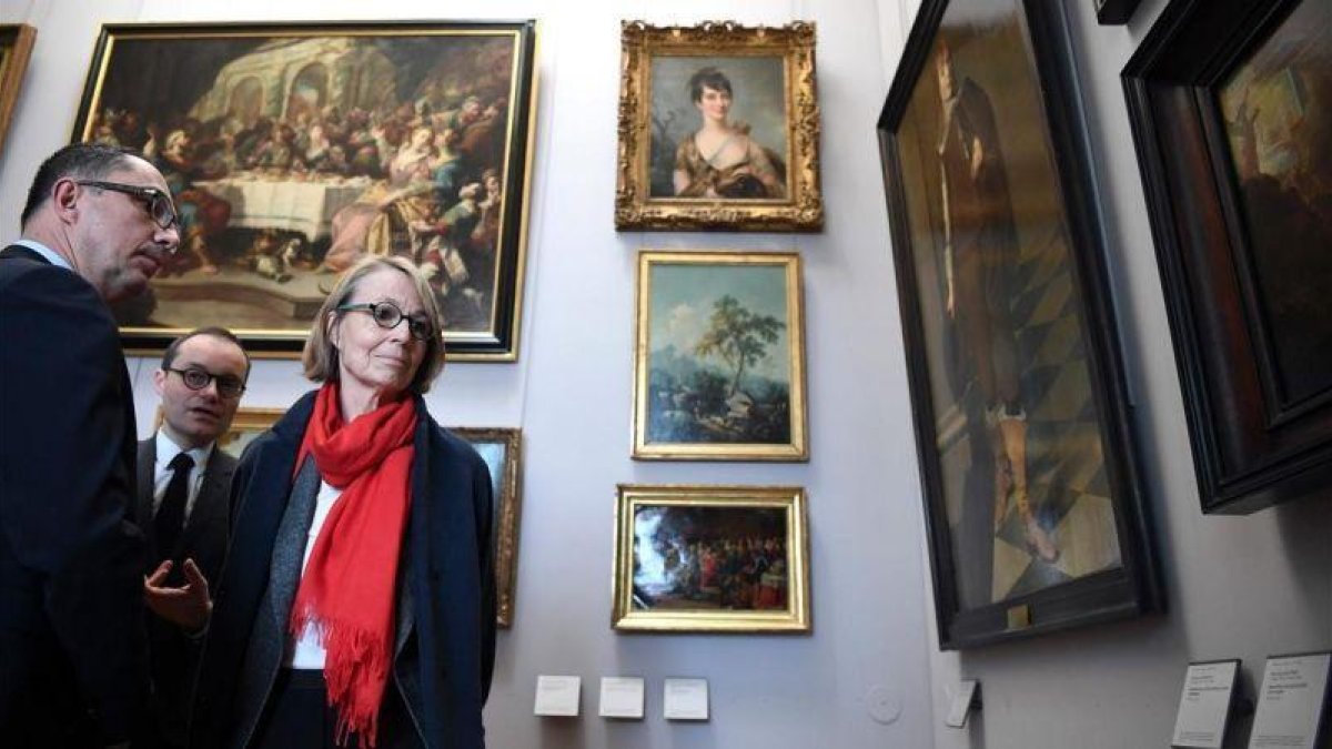 La ministra de cultura de Francia, Francoise Nyssen, junto la presidente del Louvre, Jean-Luc Martinez, visitan la exposición.-AFP / ALAIN JOCARD
