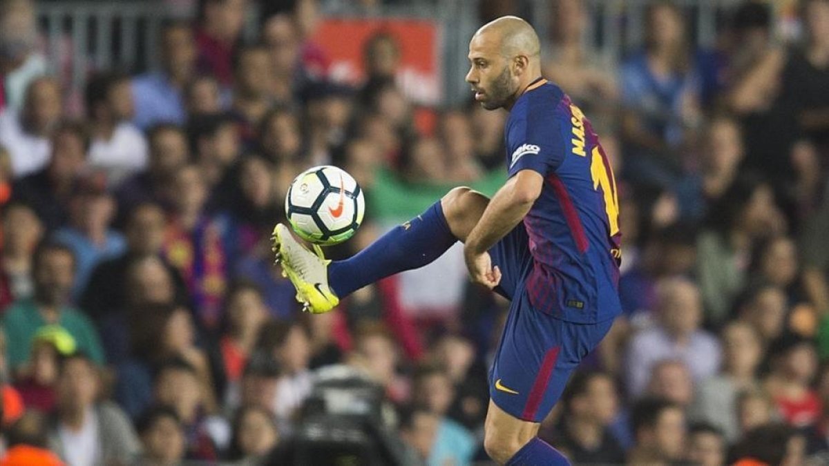Mascherano controla el balón en el partido contra el Málaga en el Camp Nou.-JORDI COTRINA