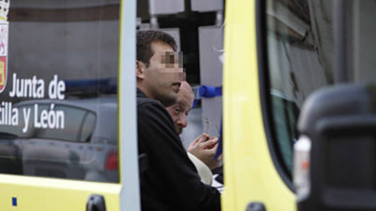 Bonny Peregrina en la ambulancia tras entregarse. / CONCHA ORTEGA - ICAL-