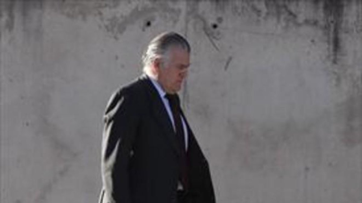 Luis Bárcenas, extesorero del PP, al llegar ayer a la Audiencia Nacional.-EFE / J. J. GUILLÉN