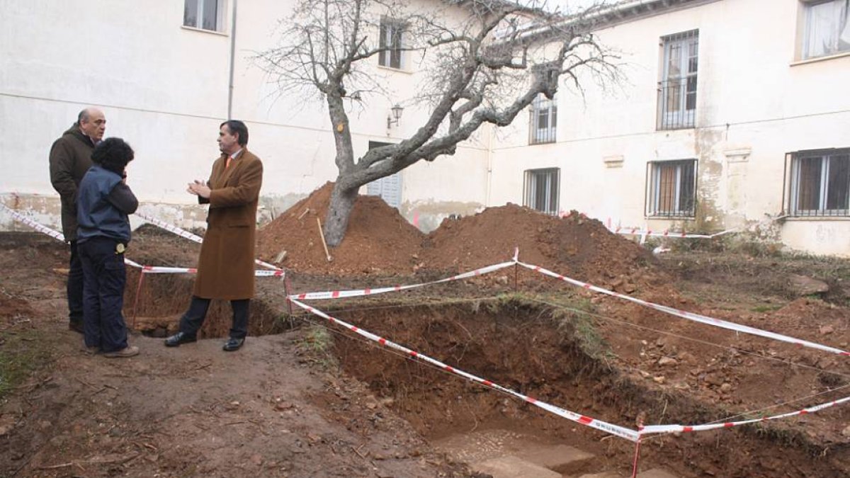 Pardo visita los trabajos de excavación en el CUS-Diputación