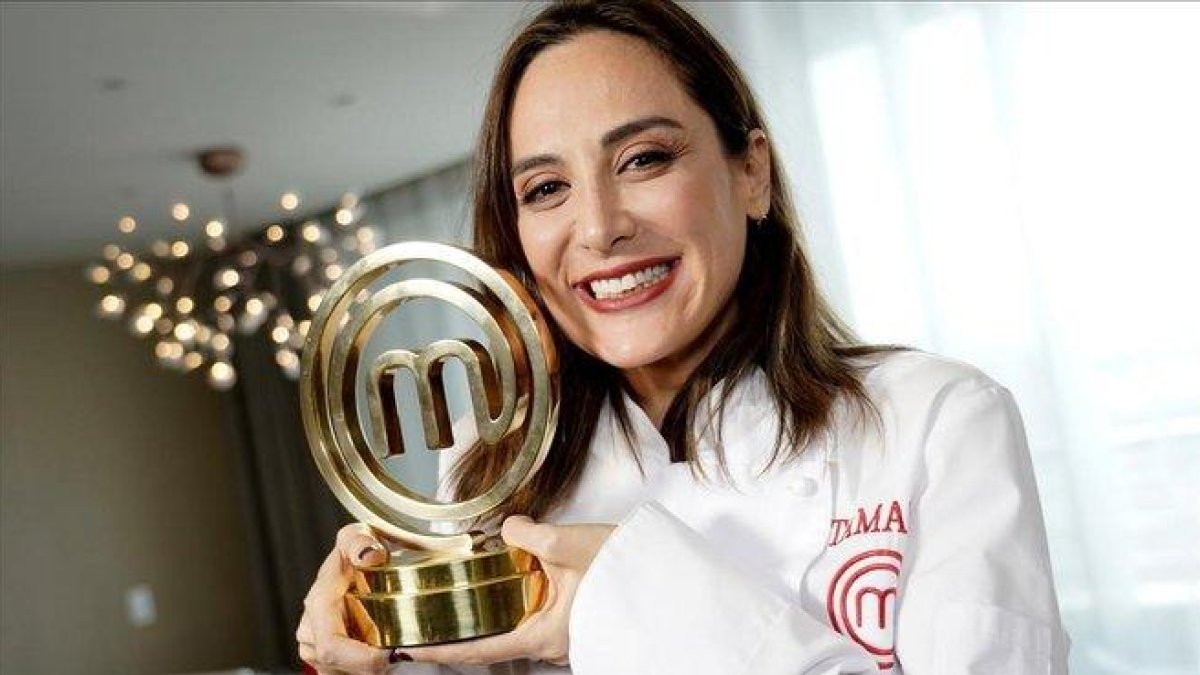 Tamara Falcó, sonriente y feliz, con el trofeo de ganadora de ’Masterchef Celebrity’, este jueves en Madrid.-JOSÉ LUIS ROCA