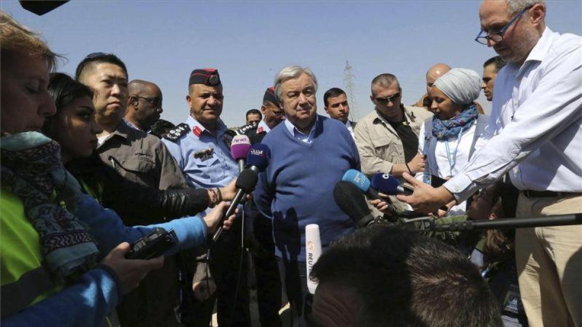 El secretario general de la ONU, António Gutterres (c) durante una visita a un campo de refugiados sirios de Zaatari en Jordania, este martes.-EFE