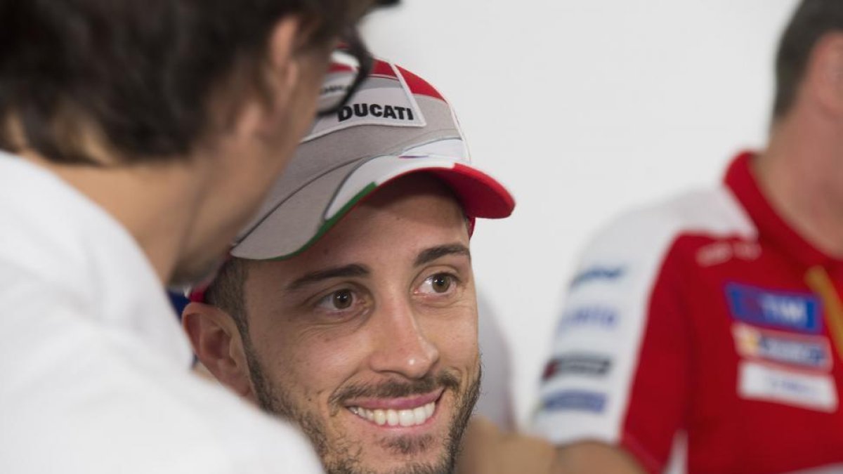 Andrea Dovizioso sonríe tras lograr el podio en Doha, Catar.-MIRCO LAZZARI