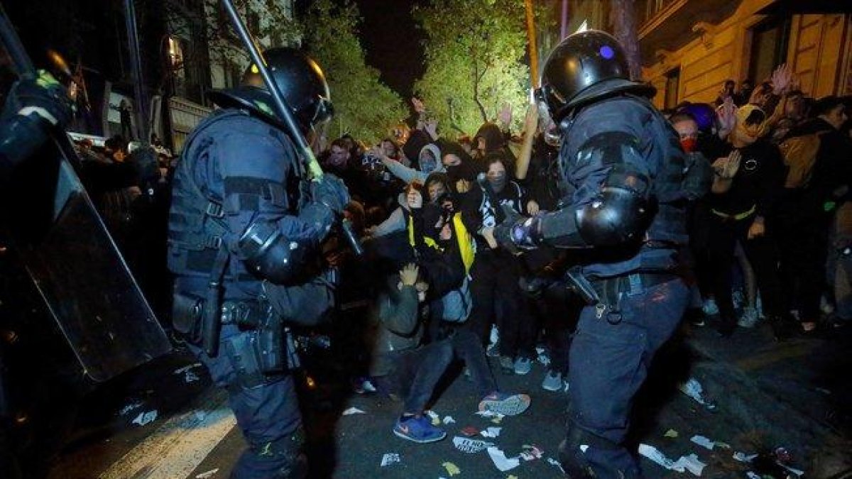 Los Mossos d’Esquadra realizan maniobras de dispersión puntuales.-AFP