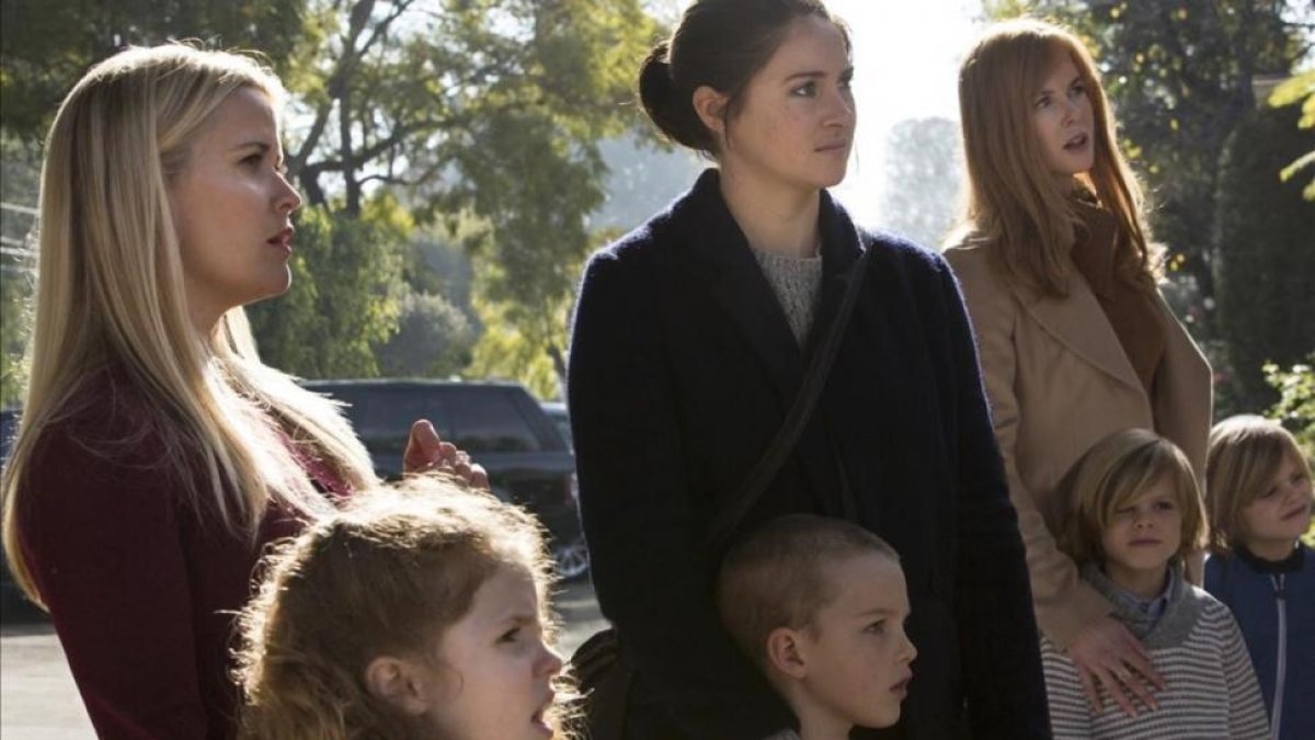 Laura Dern saluda a Reese Witherspoon y Shailene Woodley, en una escena de la serie 'Big little lies'.-HBO