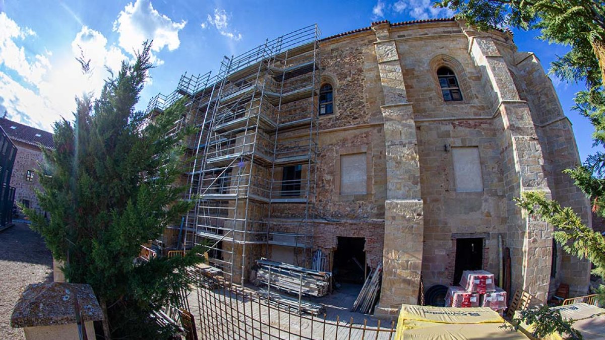 Fachada andamiada del convento de Santa clara - MARIO TEJEDOR