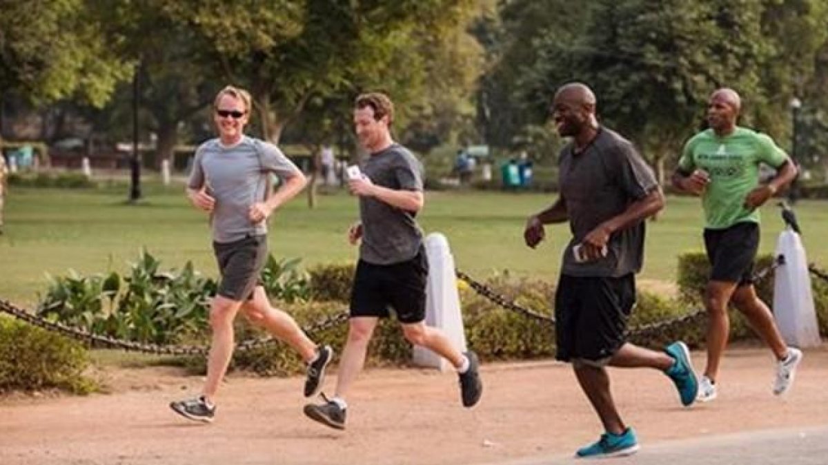 Mark Zuckerberg, corriendo con unos amigos.-FACEBOOK