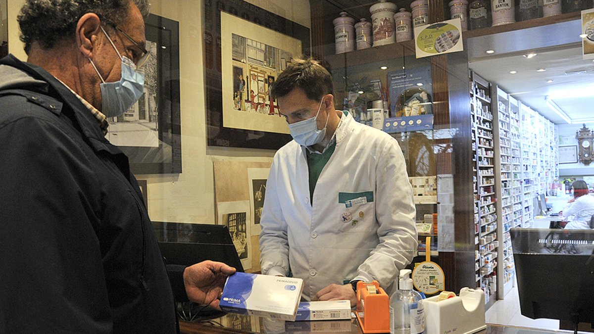 Una farmacia dispensando medicamentos. MARIO TEJEDOR