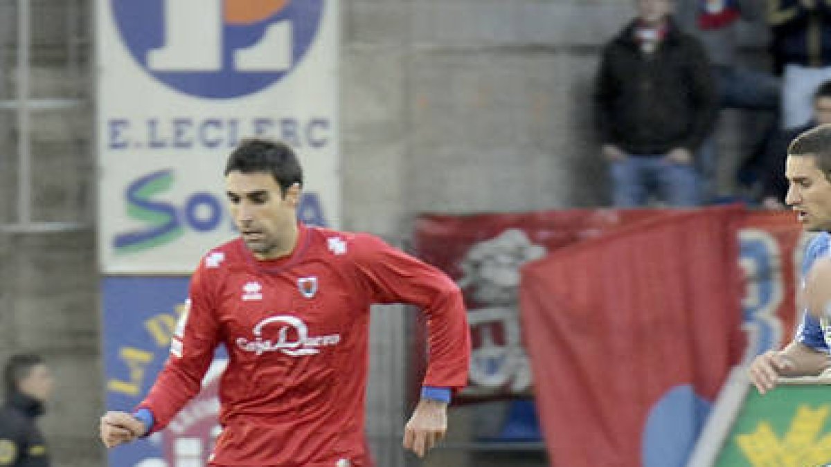 El central del Numancia, Egoitz Jaio, durante un partido. / ÚRSULA SIERRA-