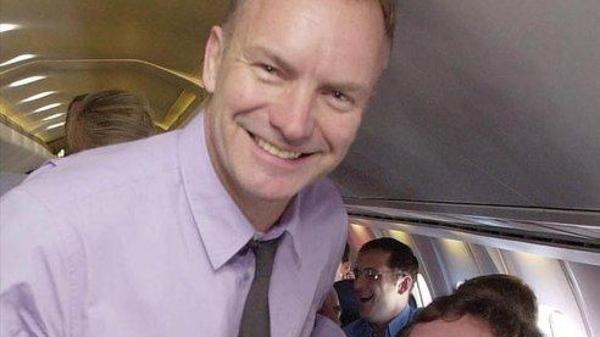 Piers Morgan, junto al cantante Sting, en una imagen del 2001.-
