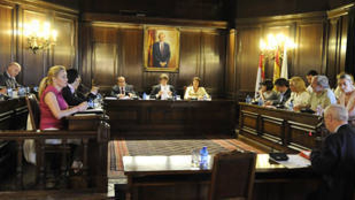 Imagen de los dos grupos durante el Pleno municipal matutino celebrado ayer. / VALENTÍN GUISANDE-
