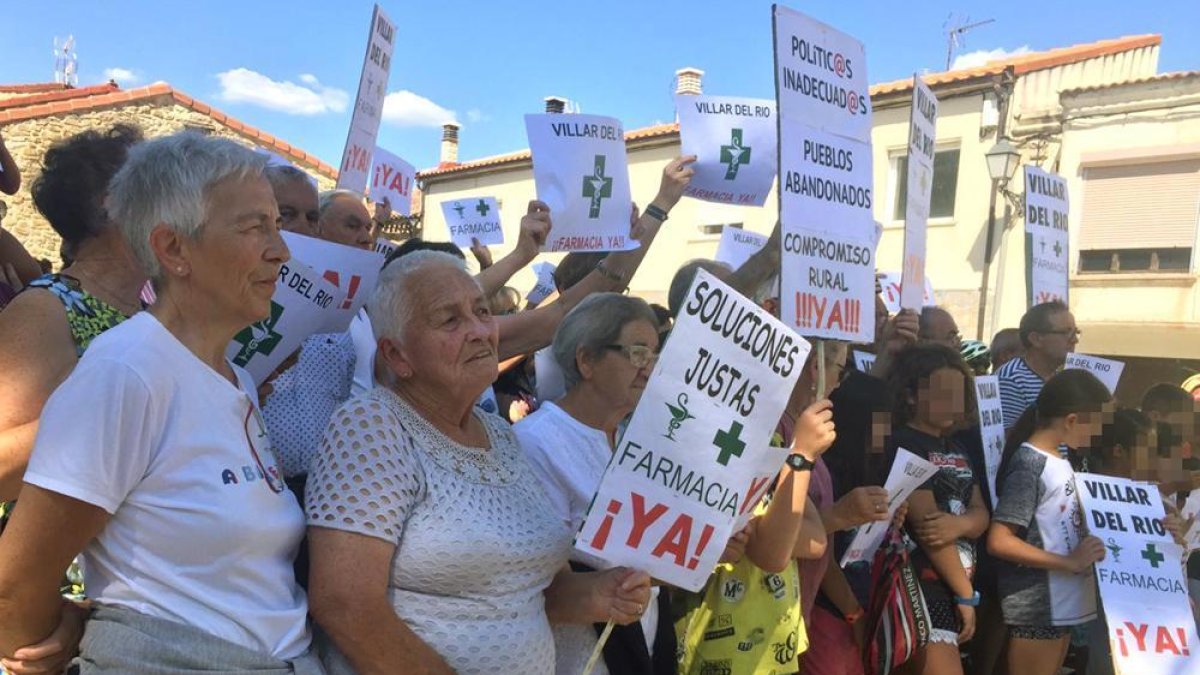 Los vecinos de Villar del Río en una de los actos de protesta.-M.T.