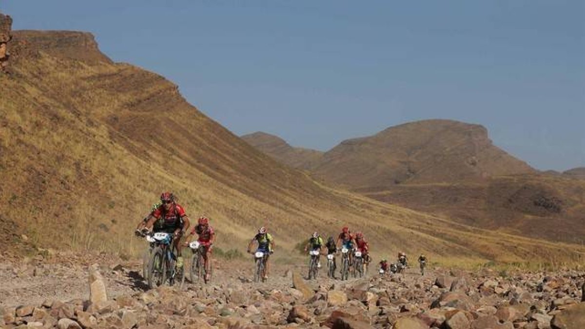 Varios participantes durante una etapa de la prueba africana.-Foto: TITAN DESERT