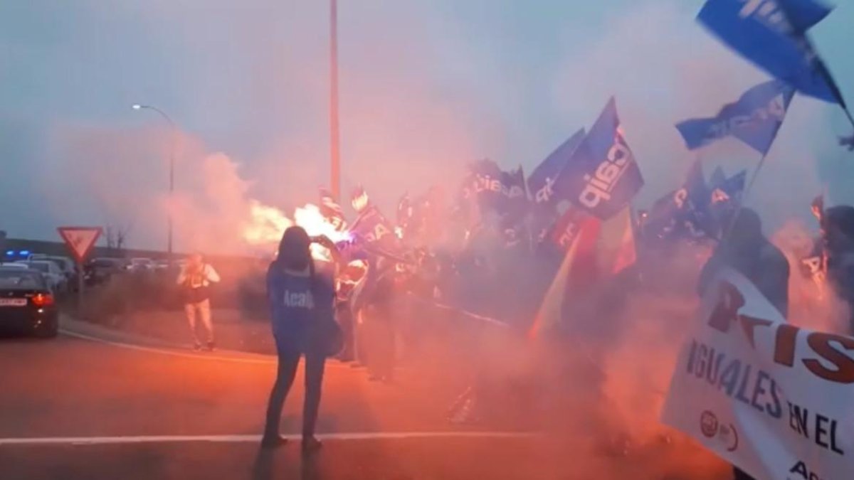Concentración de trabajadores de prisiones ante el Centro Penitenciario Sevilla II.-N.G.