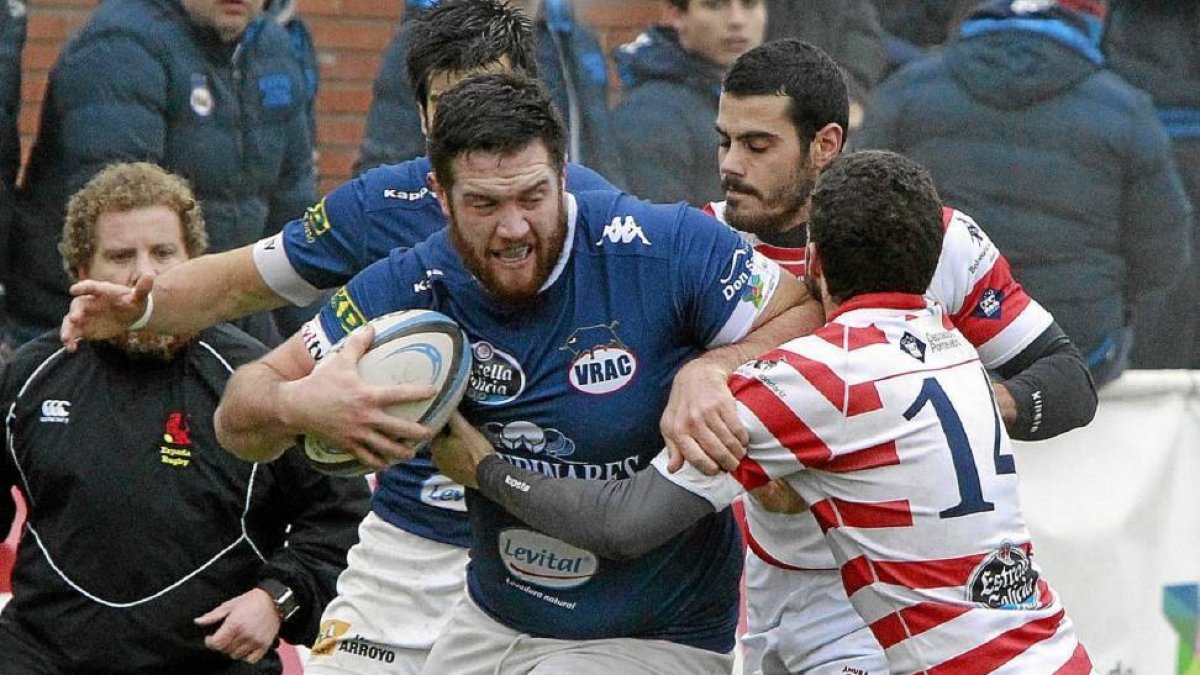 Woonton avanza con el oval ante la presencia de dos jugadores del Vigo, ayer en Pepe Rojo-J.M.Lostau